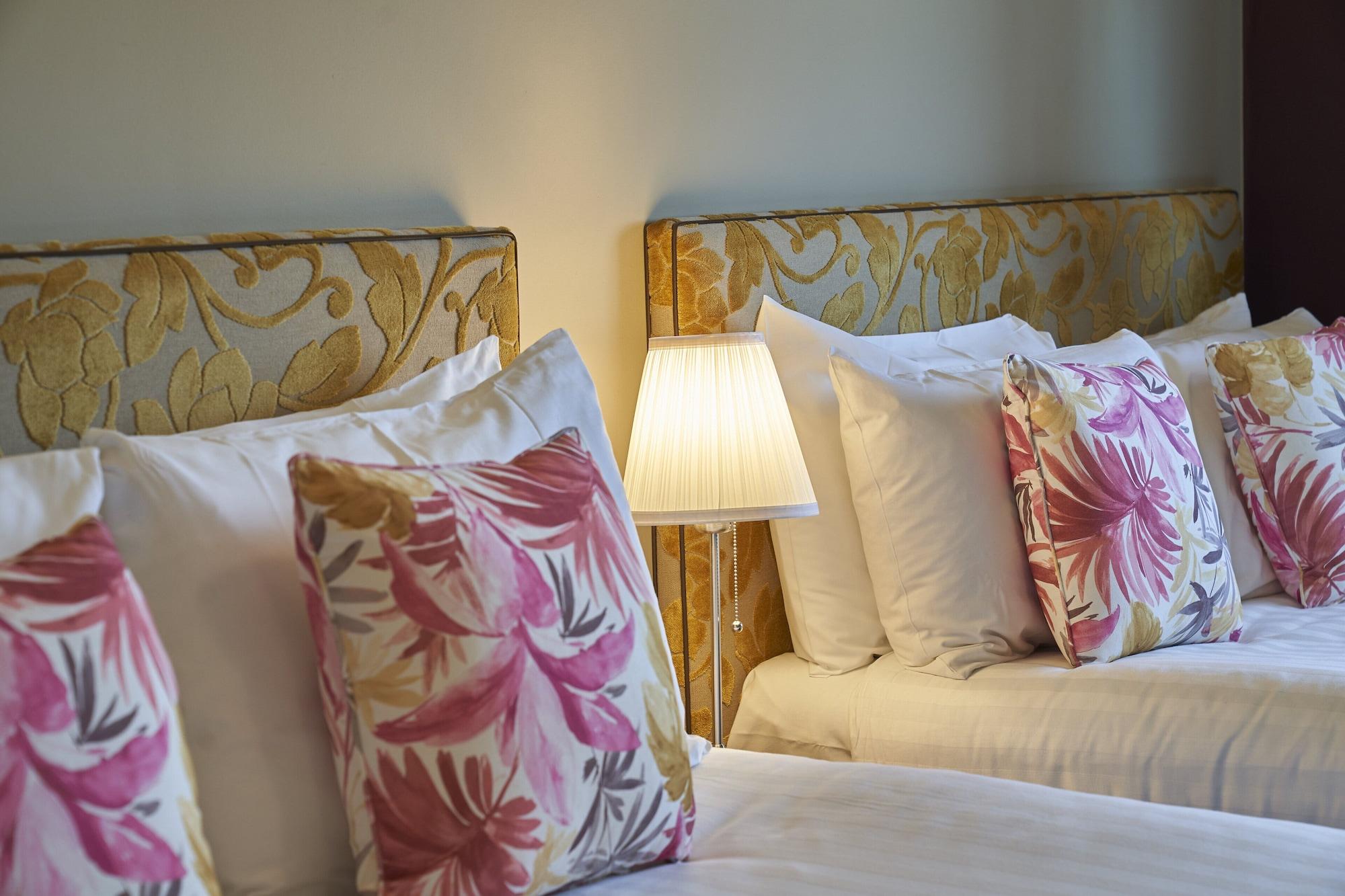 Antoinette Hotel Wimbledon Лондон Экстерьер фото