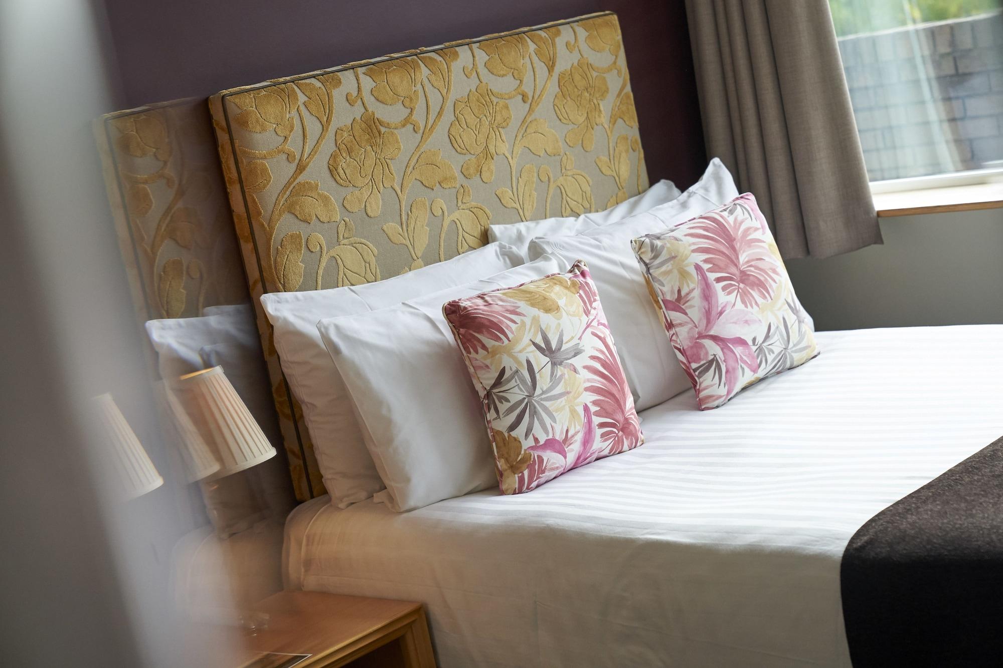 Antoinette Hotel Wimbledon Лондон Экстерьер фото