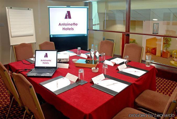 Antoinette Hotel Wimbledon Лондон Экстерьер фото