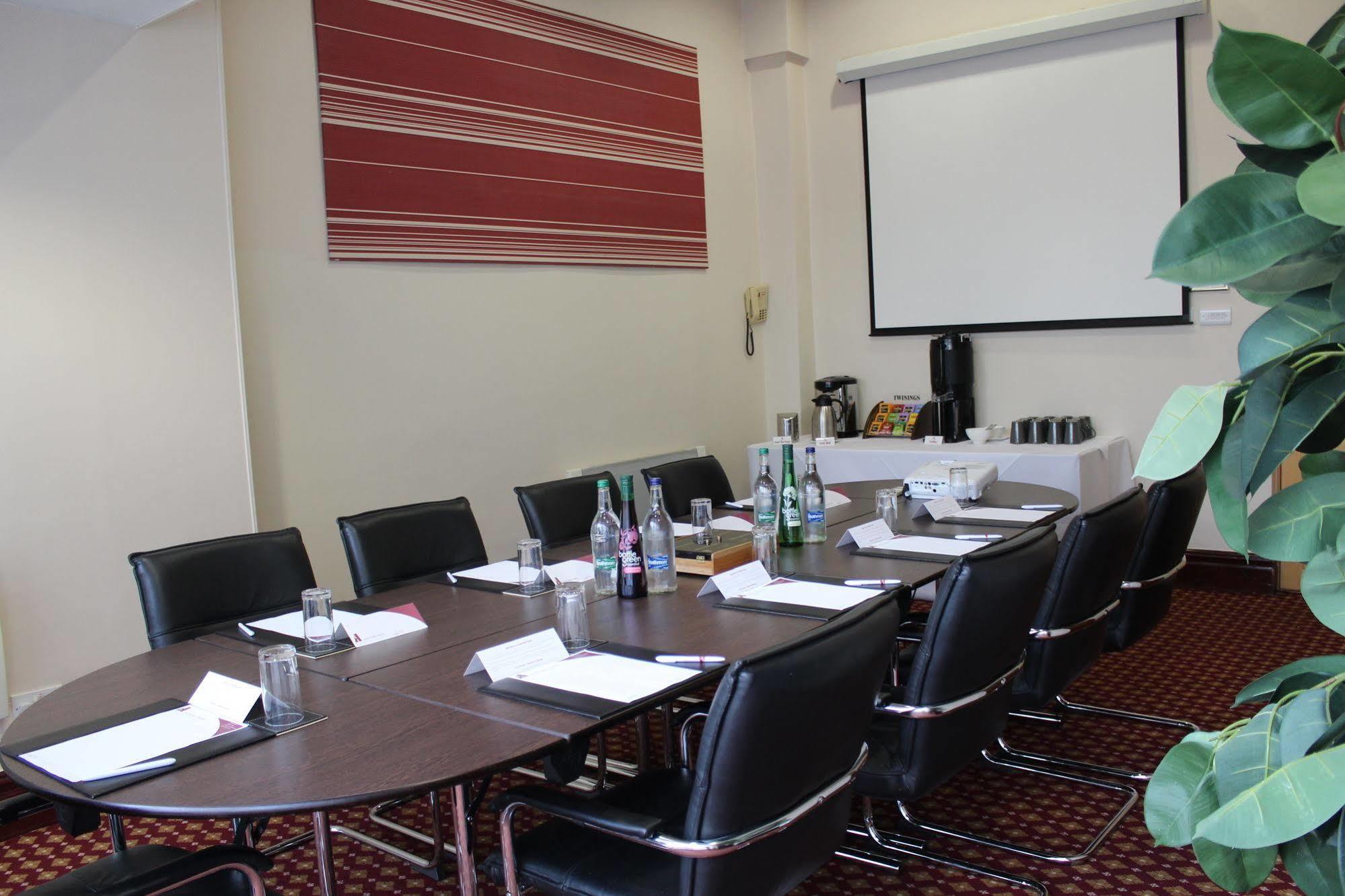 Antoinette Hotel Wimbledon Лондон Экстерьер фото