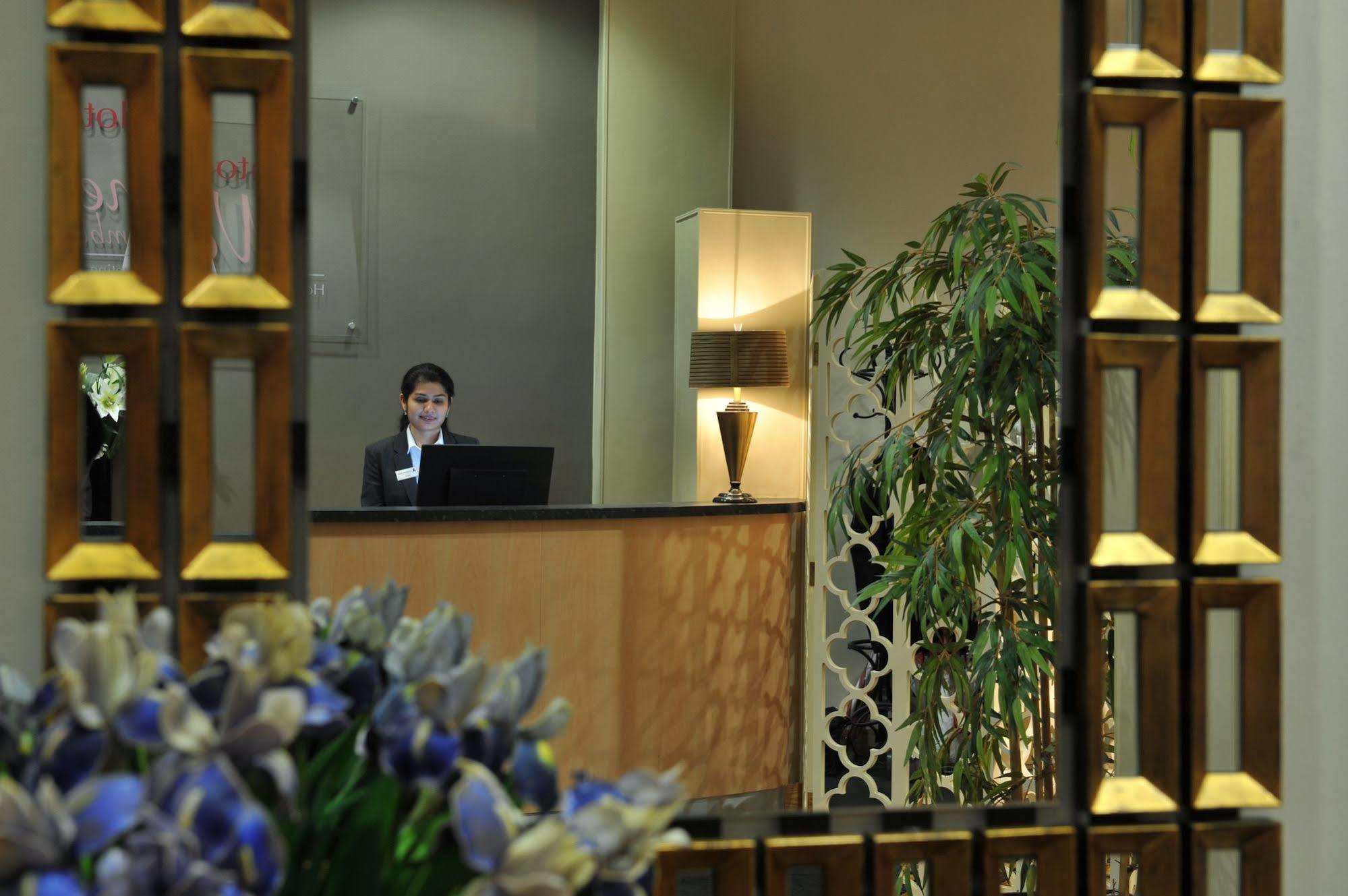Antoinette Hotel Wimbledon Лондон Экстерьер фото