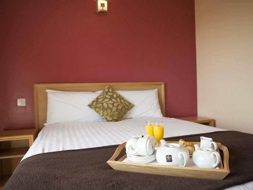 Antoinette Hotel Wimbledon Лондон Экстерьер фото