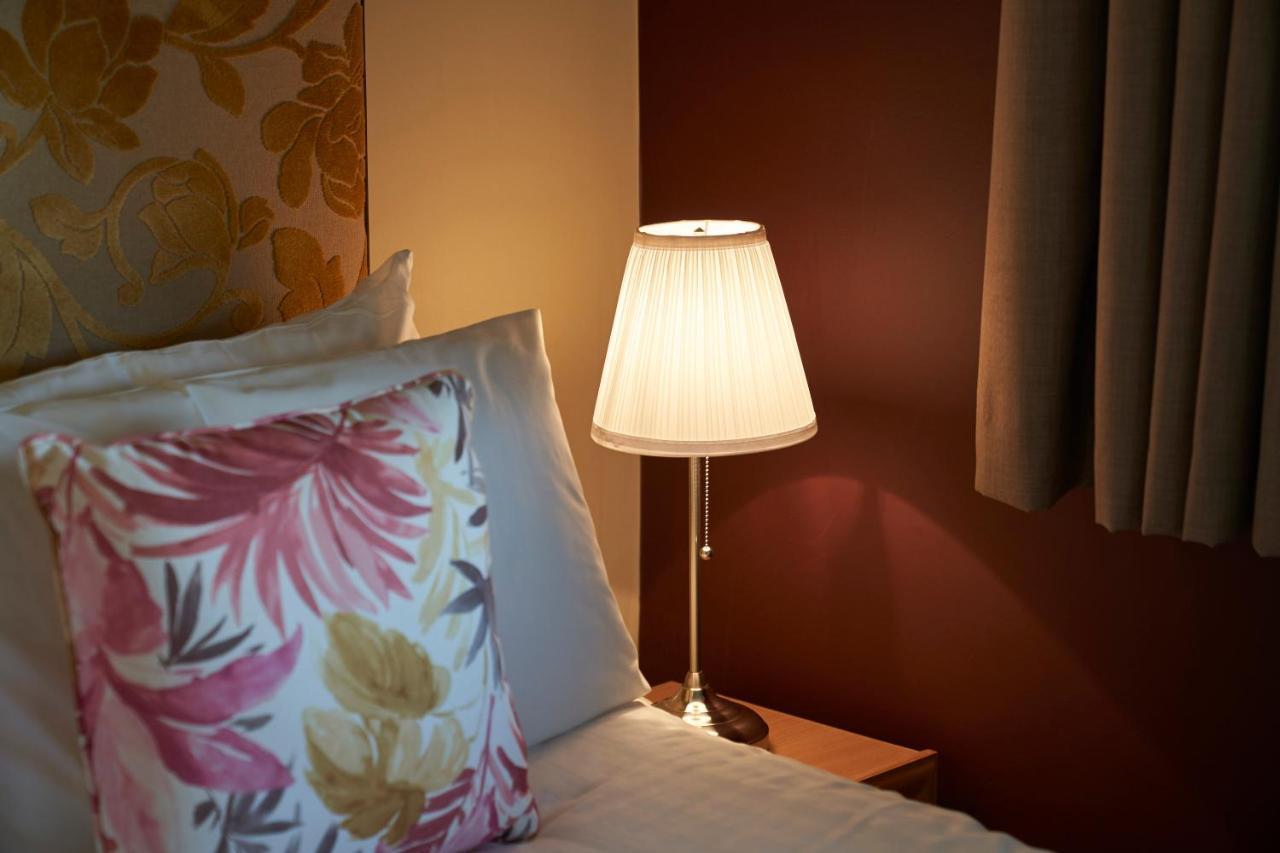 Antoinette Hotel Wimbledon Лондон Экстерьер фото