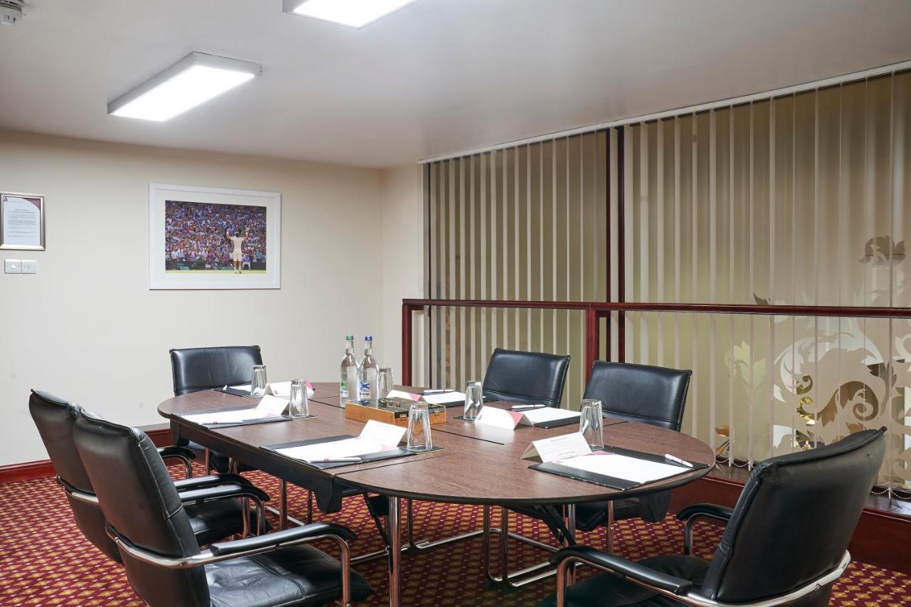 Antoinette Hotel Wimbledon Лондон Экстерьер фото