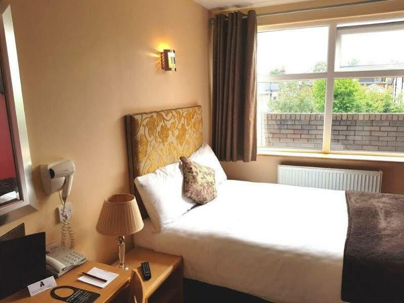 Antoinette Hotel Wimbledon Лондон Экстерьер фото