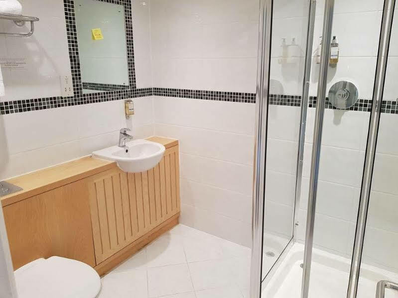Antoinette Hotel Wimbledon Лондон Экстерьер фото